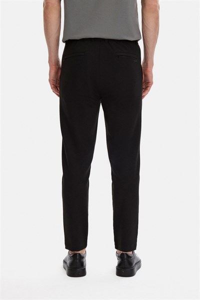 Siyah Regular Fit Diagonel Jakarlı Örme Pantolon