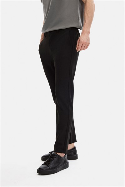 Siyah Regular Fit Diagonel Jakarlı Örme Pantolon