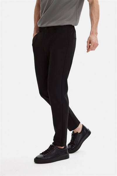 Siyah Regular Fit Diagonel Jakarlı Örme Pantolon