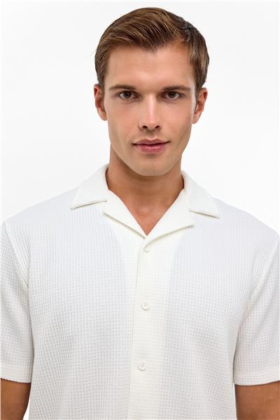 Beyaz Regular Fit Küba Yaka Gömlek