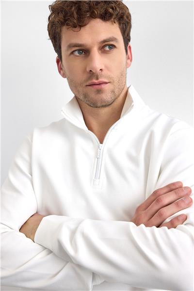 Beyaz Regular Fit Dik Yaka Yarım Fermuarlı Sweatshirt