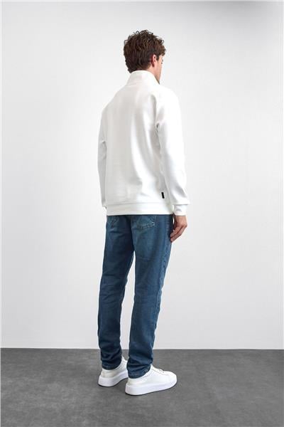 Beyaz Regular Fit Dik Yaka Yarım Fermuarlı Sweatshirt