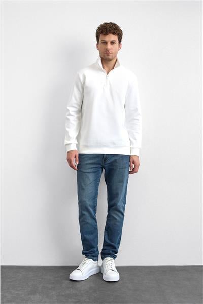 Beyaz Regular Fit Dik Yaka Yarım Fermuarlı Sweatshirt