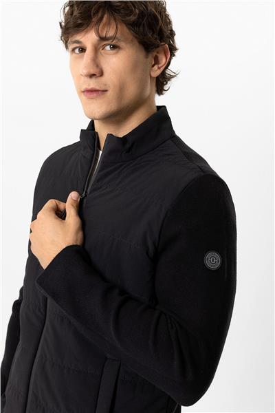 Siyah Regular Fit Dik Yaka Fermuarlı Triko Mont