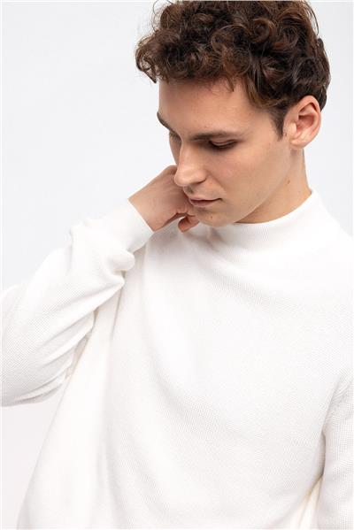 Beyaz Regular Fit Pamuklu Yarım Balıkçı Yaka Triko Kazak