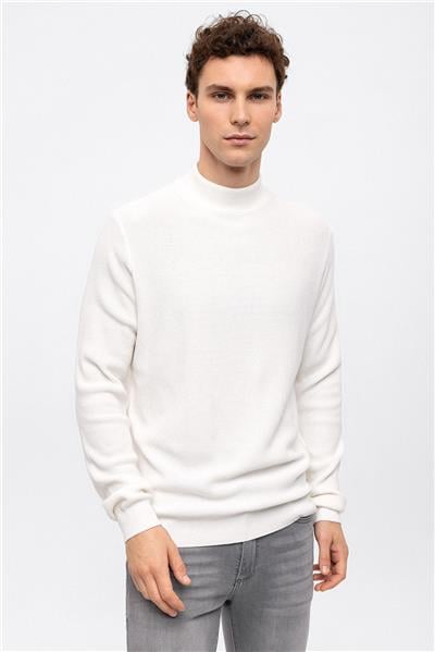 Beyaz Regular Fit Pamuklu Yarım Balıkçı Yaka Triko Kazak
