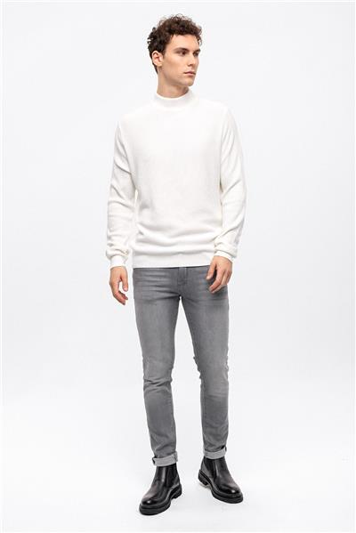 Beyaz Regular Fit Pamuklu Yarım Balıkçı Yaka Triko Kazak