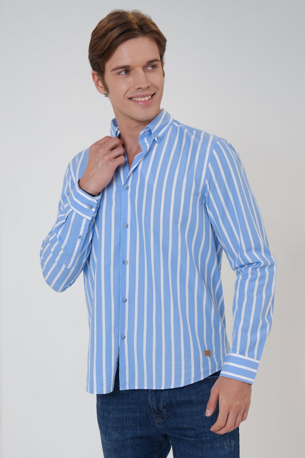 DÜĞMELİ YAKA DOKUMA GÖMLEK