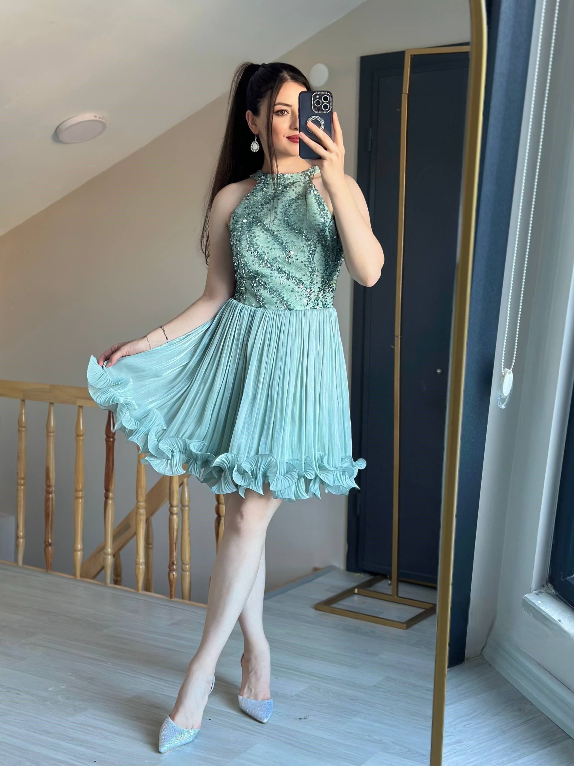 Mint yeşili halter yaka payet ve şifon tasarım kısa abiye elbise