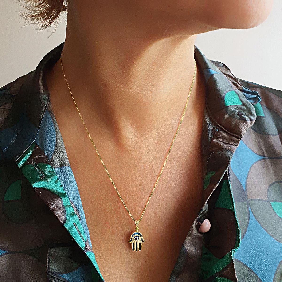 Kafesli Fatmanın Eli Kolye