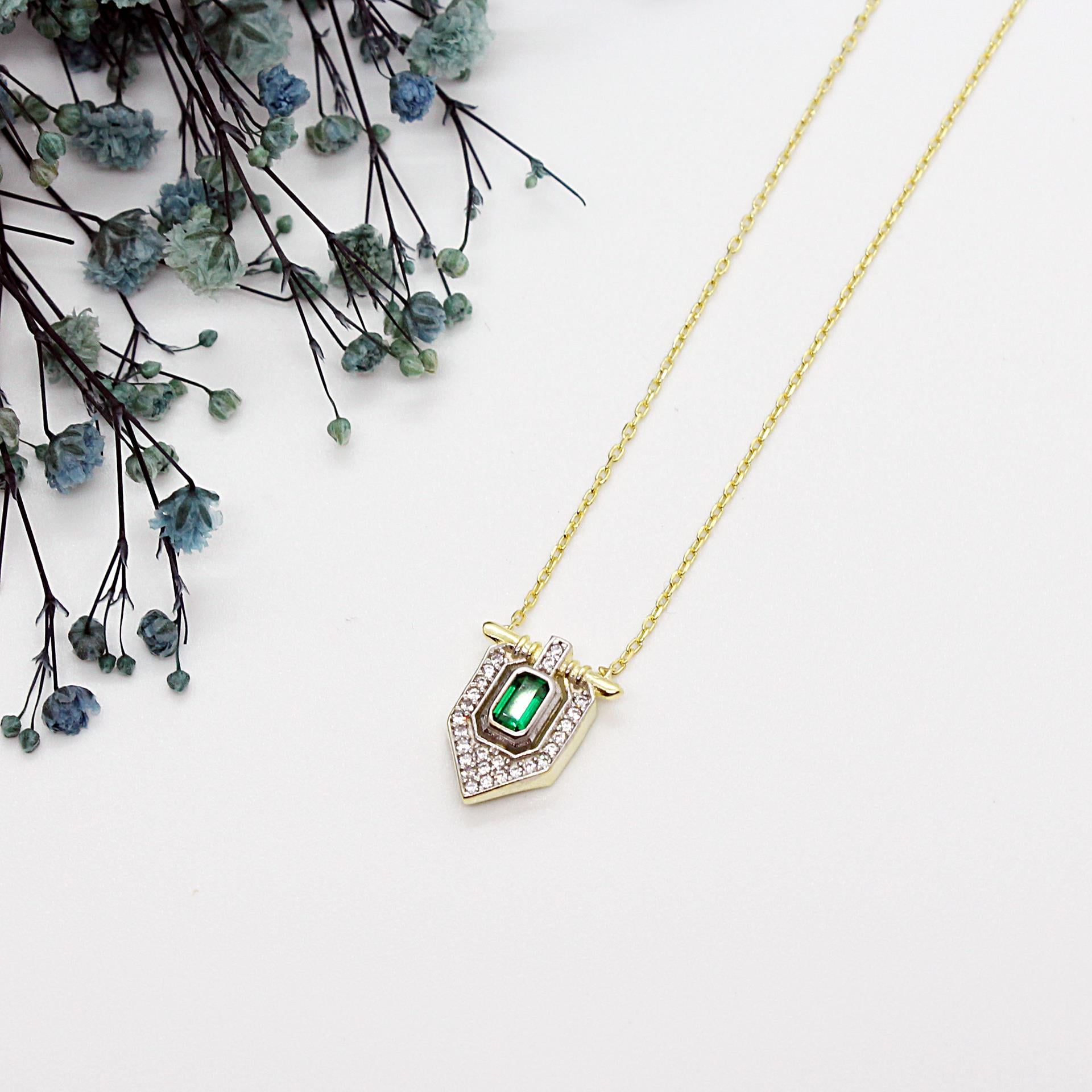 Yeşil Baget Taşlı Üçgen Kolye