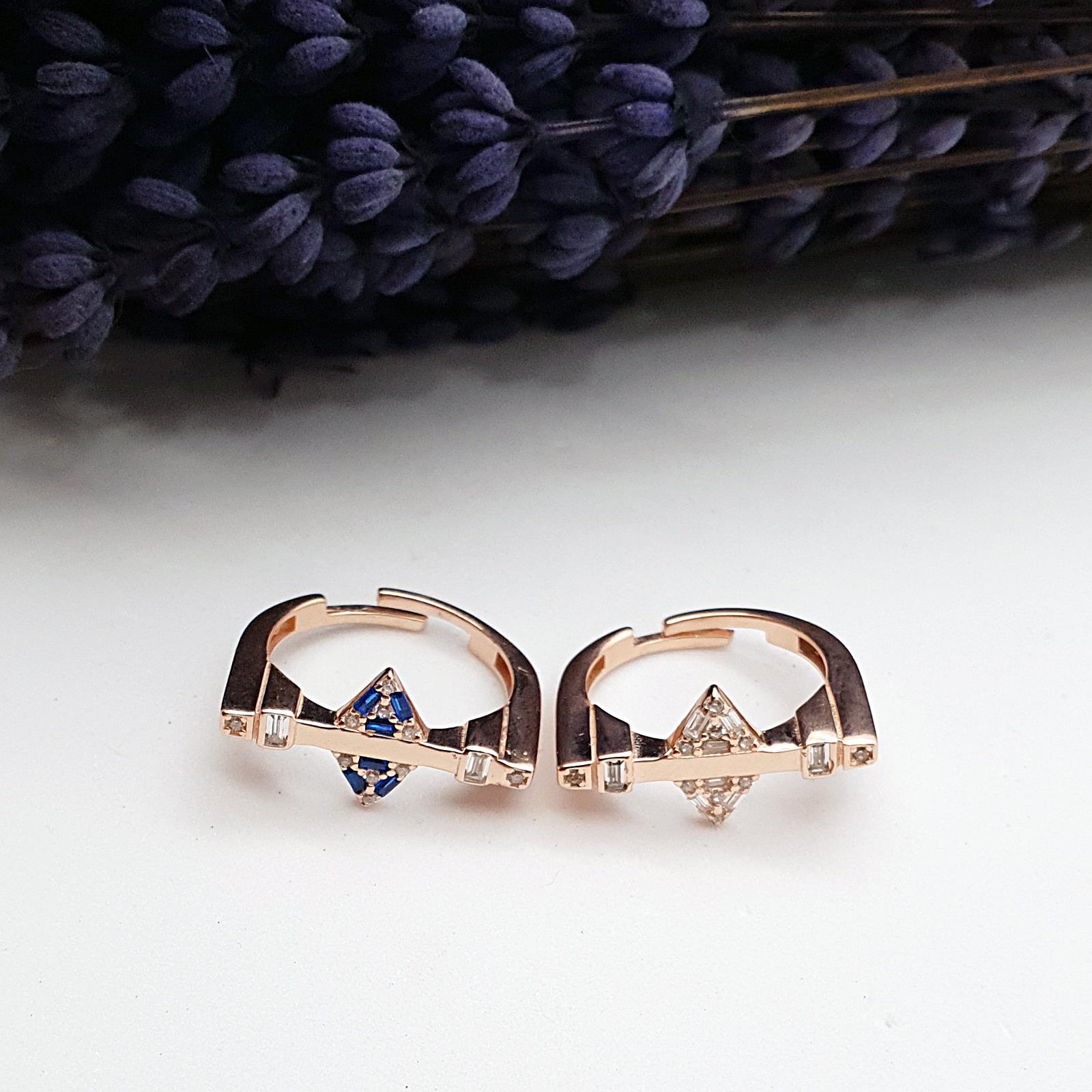 Üçgen Taşlı Köşeli Yüzük