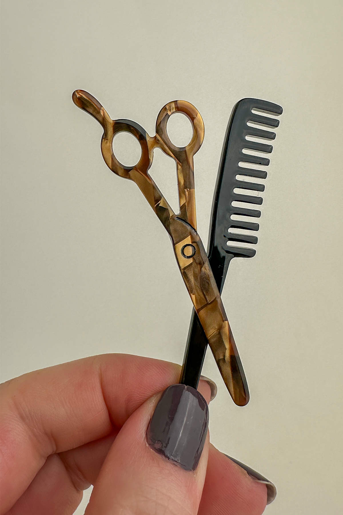 Akrilik Kuaför Makas Tarak Broş (7cm))