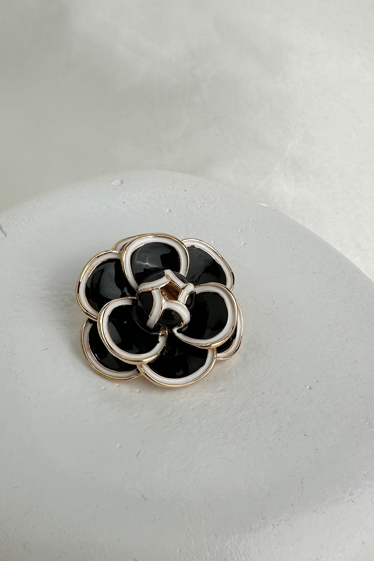 Altın Dokunuşlu Mineli Tasarım Gül Broş (3cm)