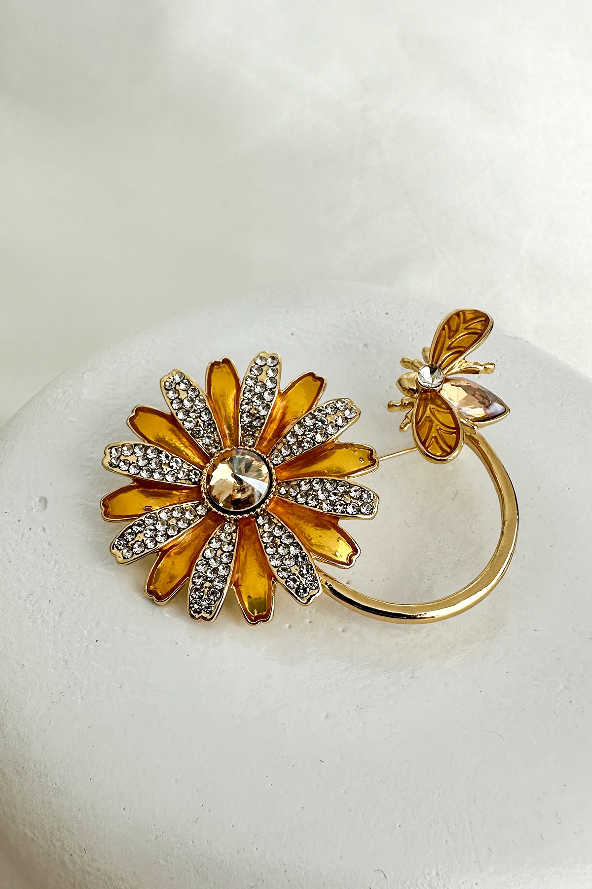 Altın Rengi Arı Detay Mineli Taşlı Çiçek Broş (6cm)