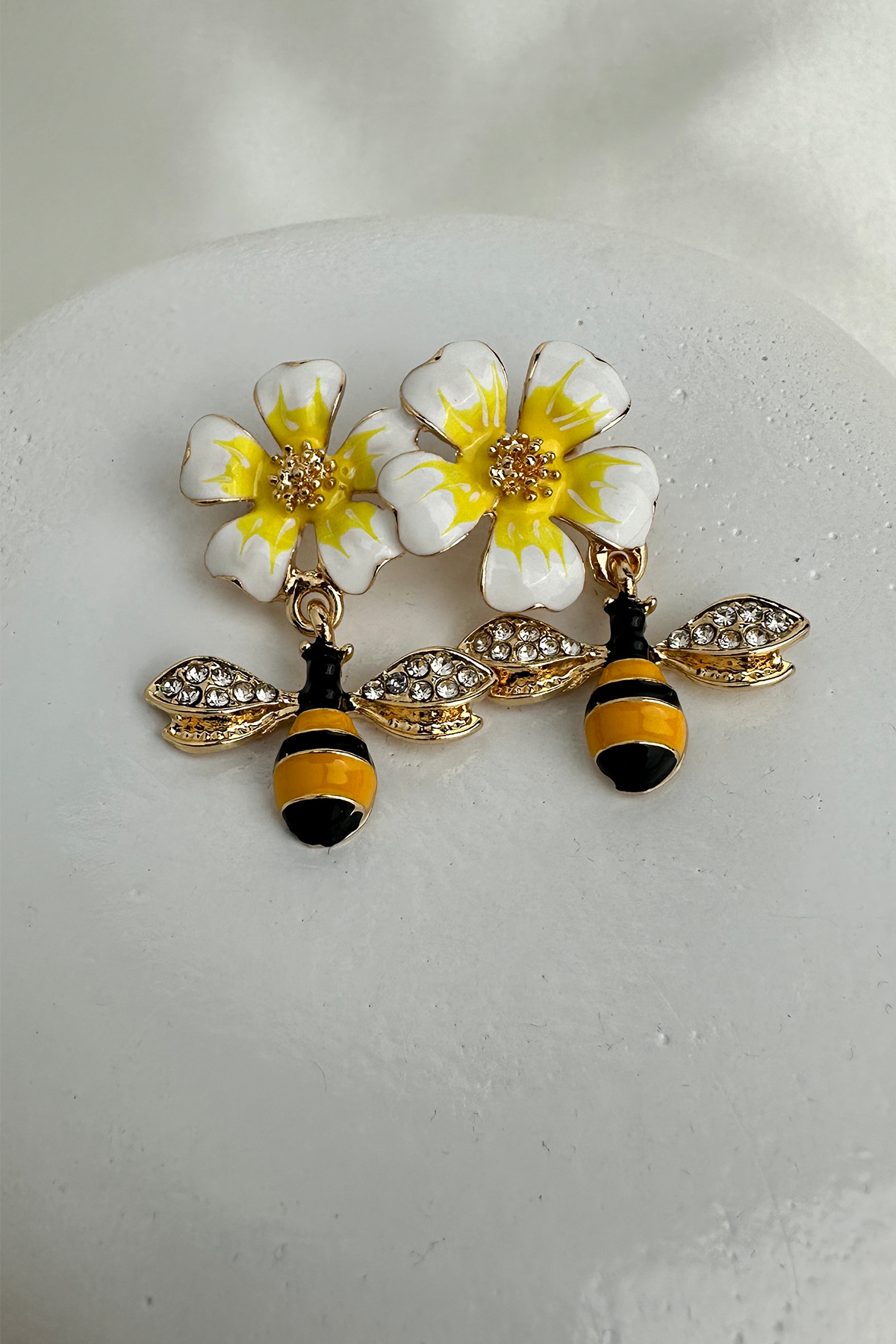 Altın Rengi Çiçek Detay Taşlı Arı Broş (4cm)