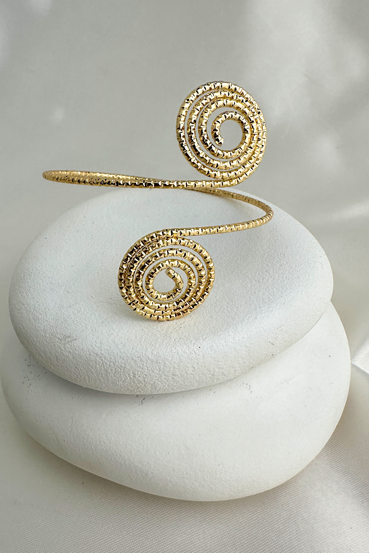 Altın Rengi Dokulu Spiral Detay Ayarlanabilir Kol Aksesuarı (Çapı:9cm)