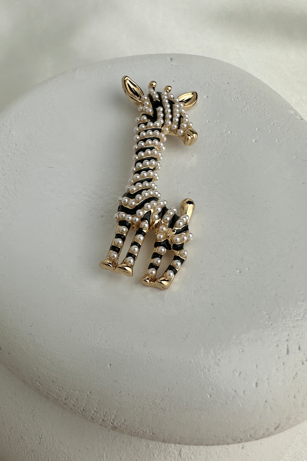Altın Rengi İnci Detay Siyah Mineli Zürafa Broş (6cm)