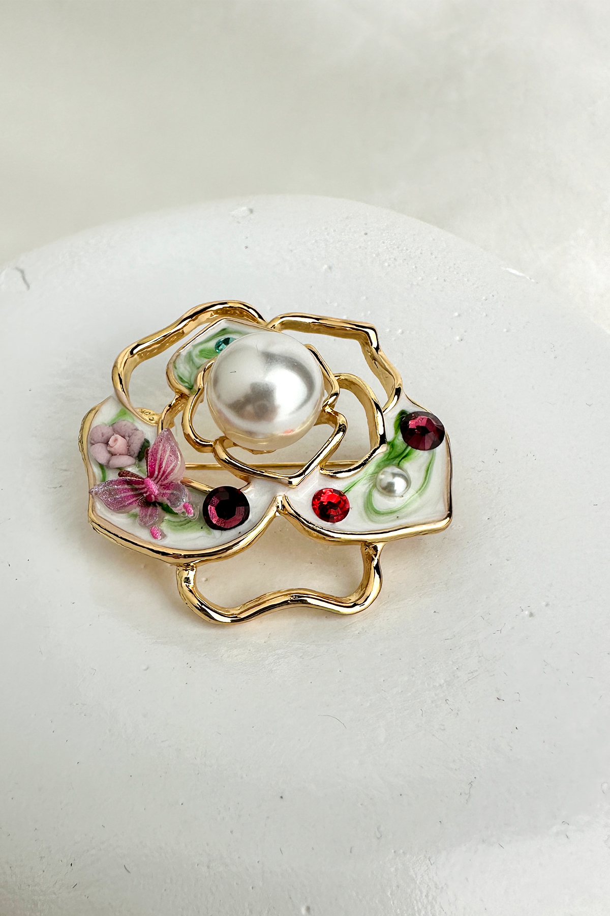 Altın Rengi İncili Taş Ve Kelebek Detaylı Gül Broş (4cm) 