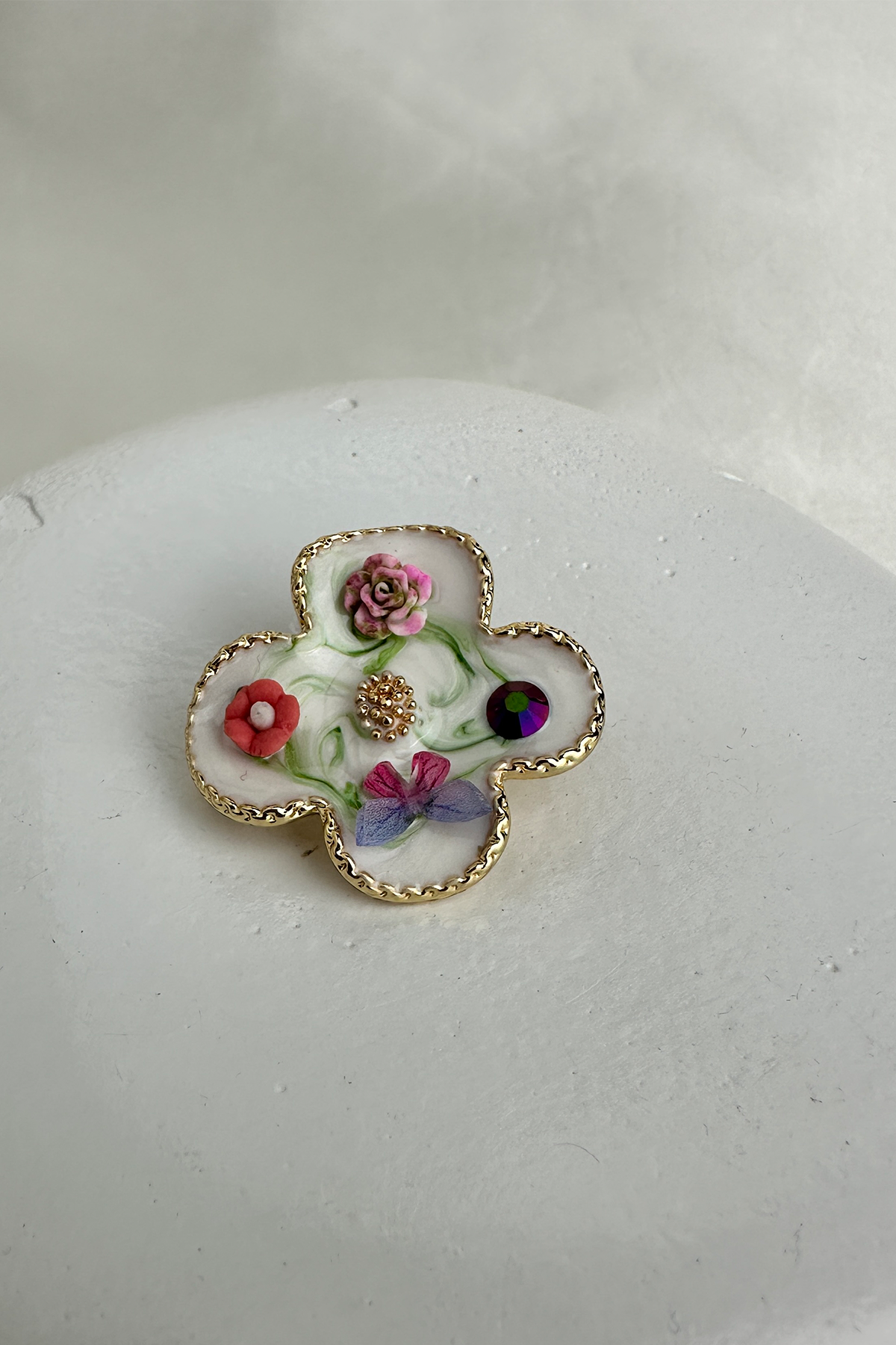 Altın Rengi Kenar Detaylı Çiçek Desenli Broş (3cm)