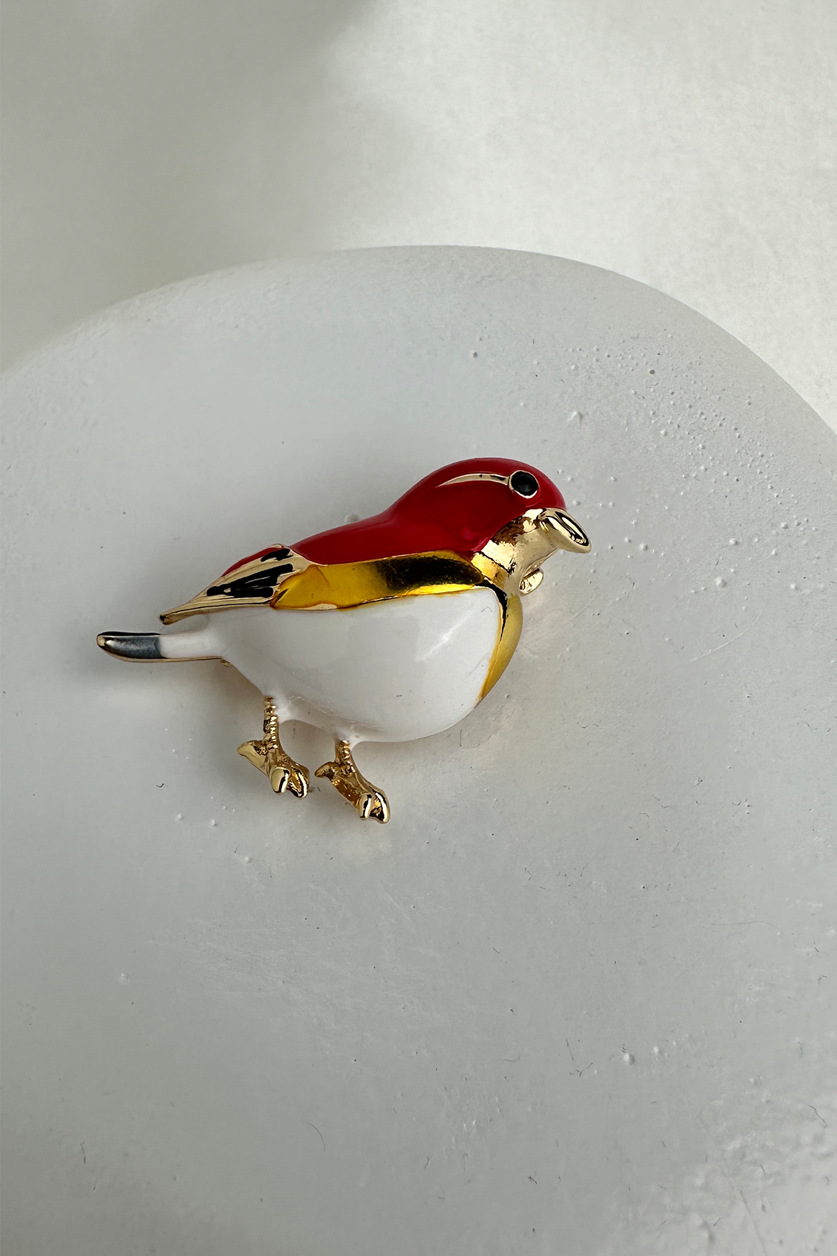 Altın Rengi Kırmızı Beyaz Detay Kuş Broş (3cm)