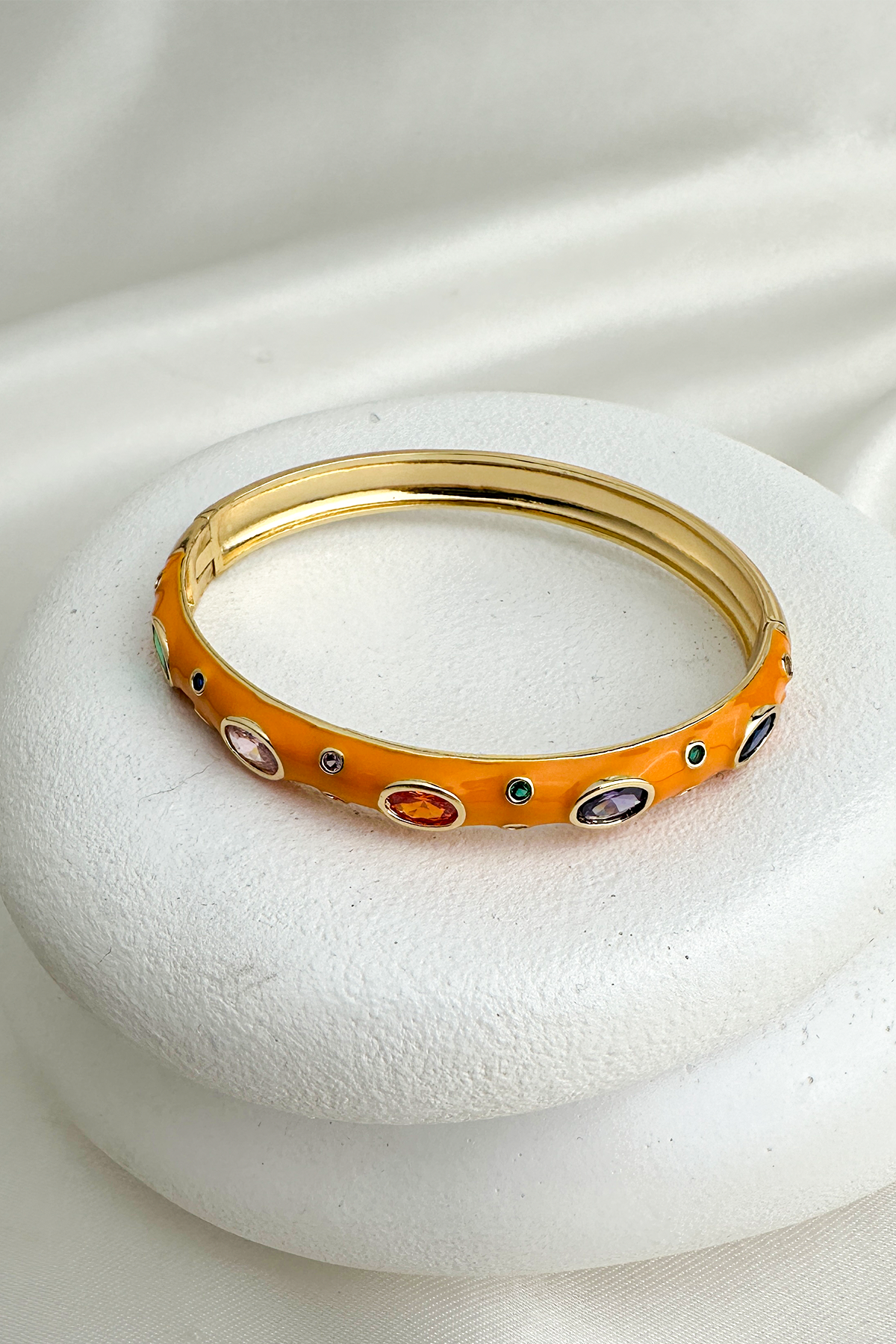 Altın Rengi Mineli Oval Renkli Taşlı Tasarım Kelepçe Bileklik(Çapı:6cm)