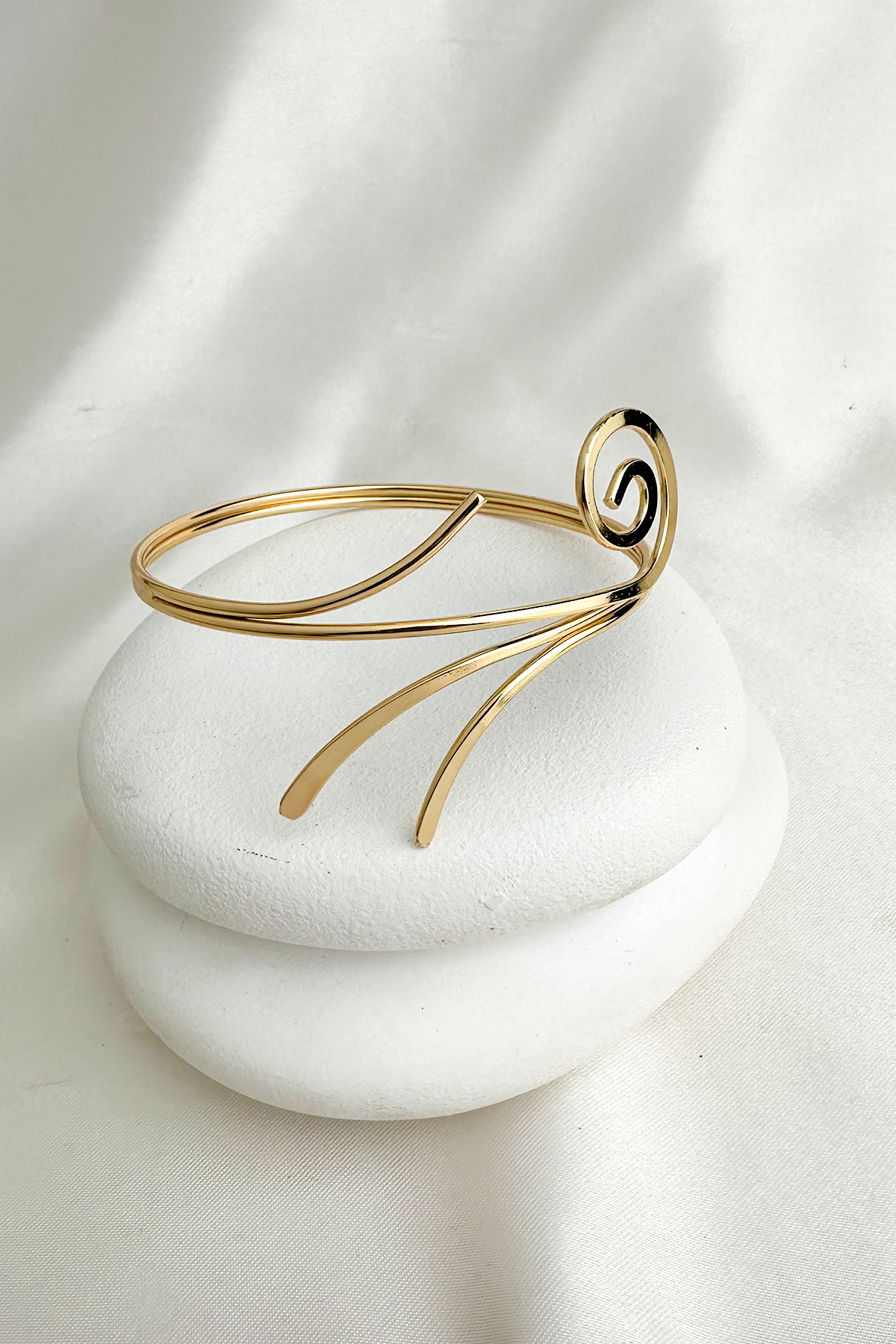 Altın Rengi Spiral Kıvrım Detay Ayarlanabilir Kol Aksesuarı (Çapı:9cm)