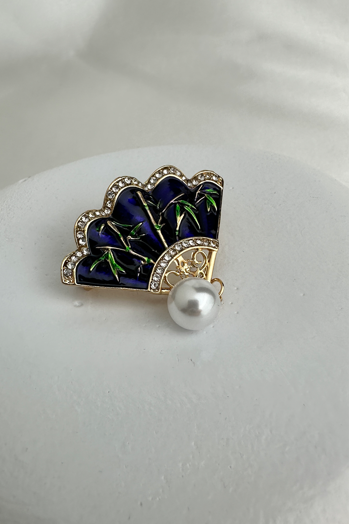 Altın Rengi Taş Detaylı İnci Sallantılı Mor Yelpaze Broş (4cm)