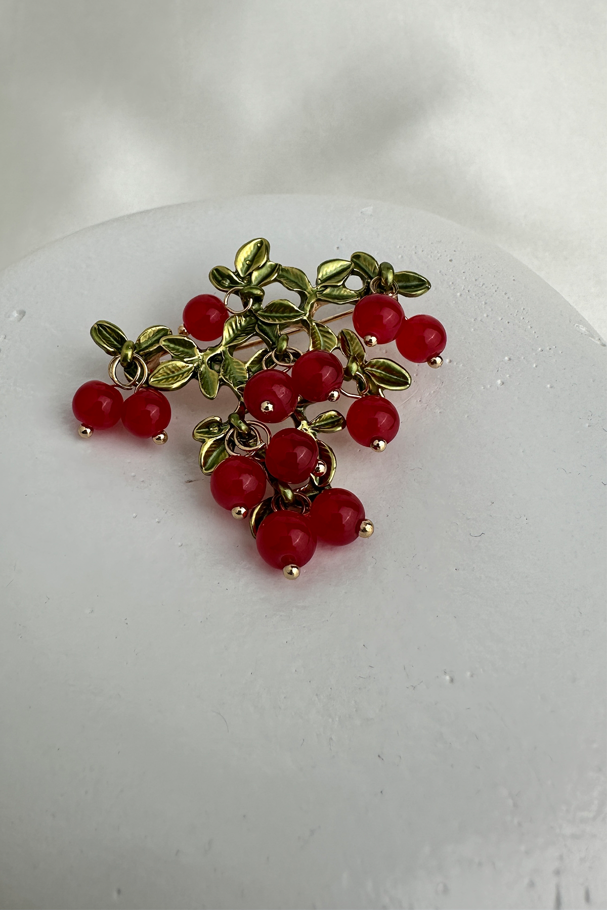 Altın Rengi Yaprak Detay Kırmızı Üzüm Salkımı Broş (4cm)