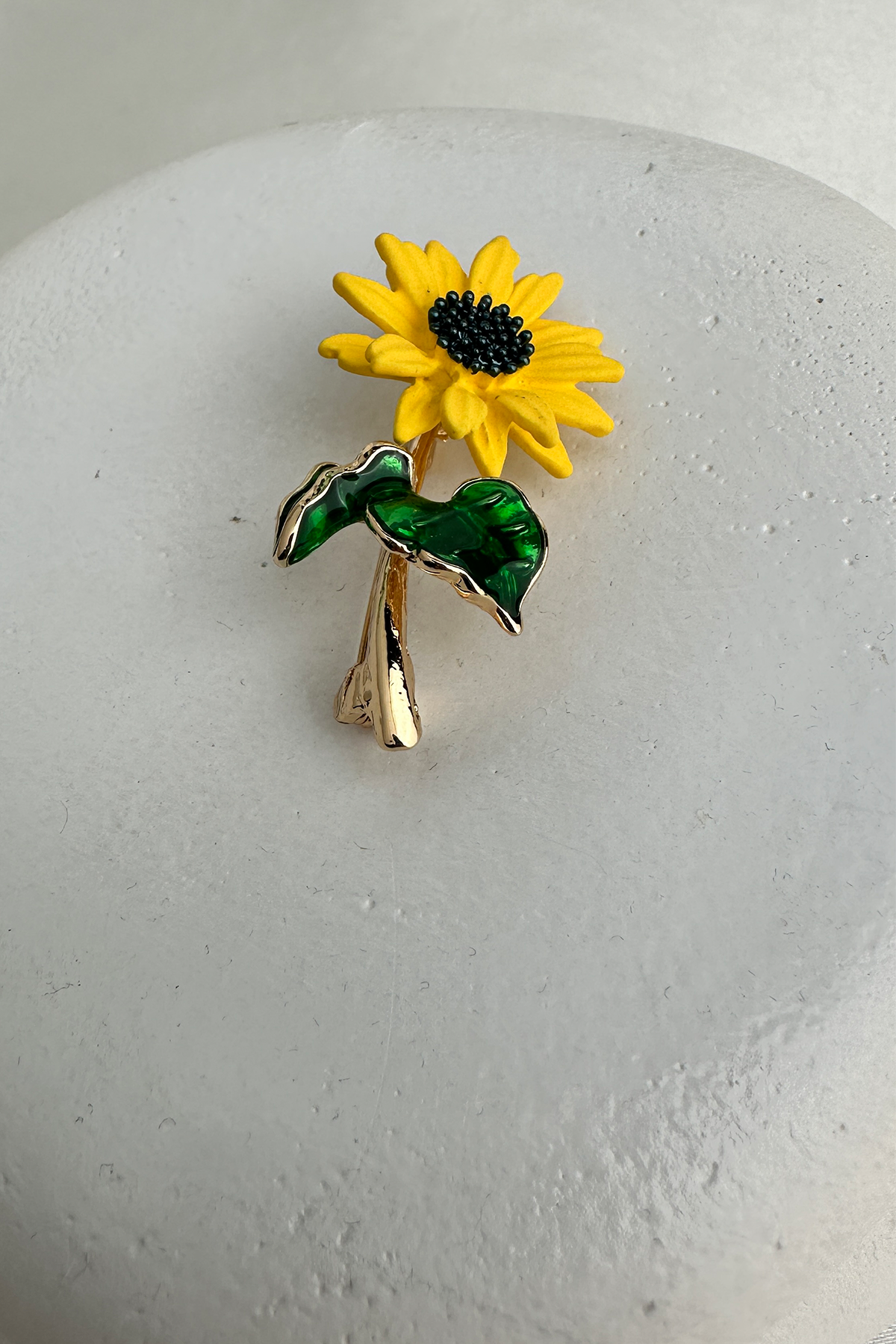Altın Rengi Yaprak Detay Sarı Ay Çiçeği Broş (4cm)
