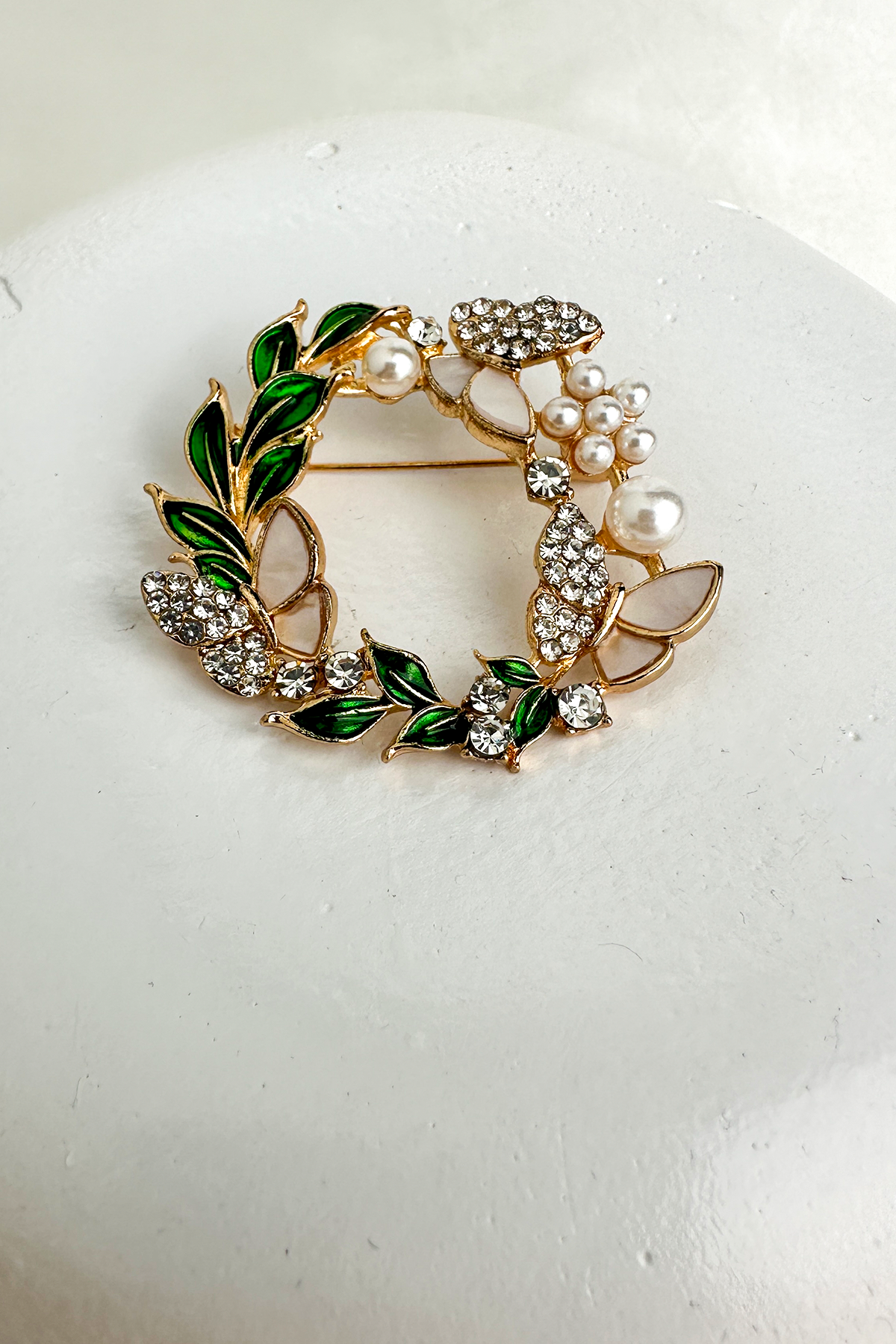 Altın Rengi Yaprak Detay Taş Ve İncili Çelenk Broş (4cm)