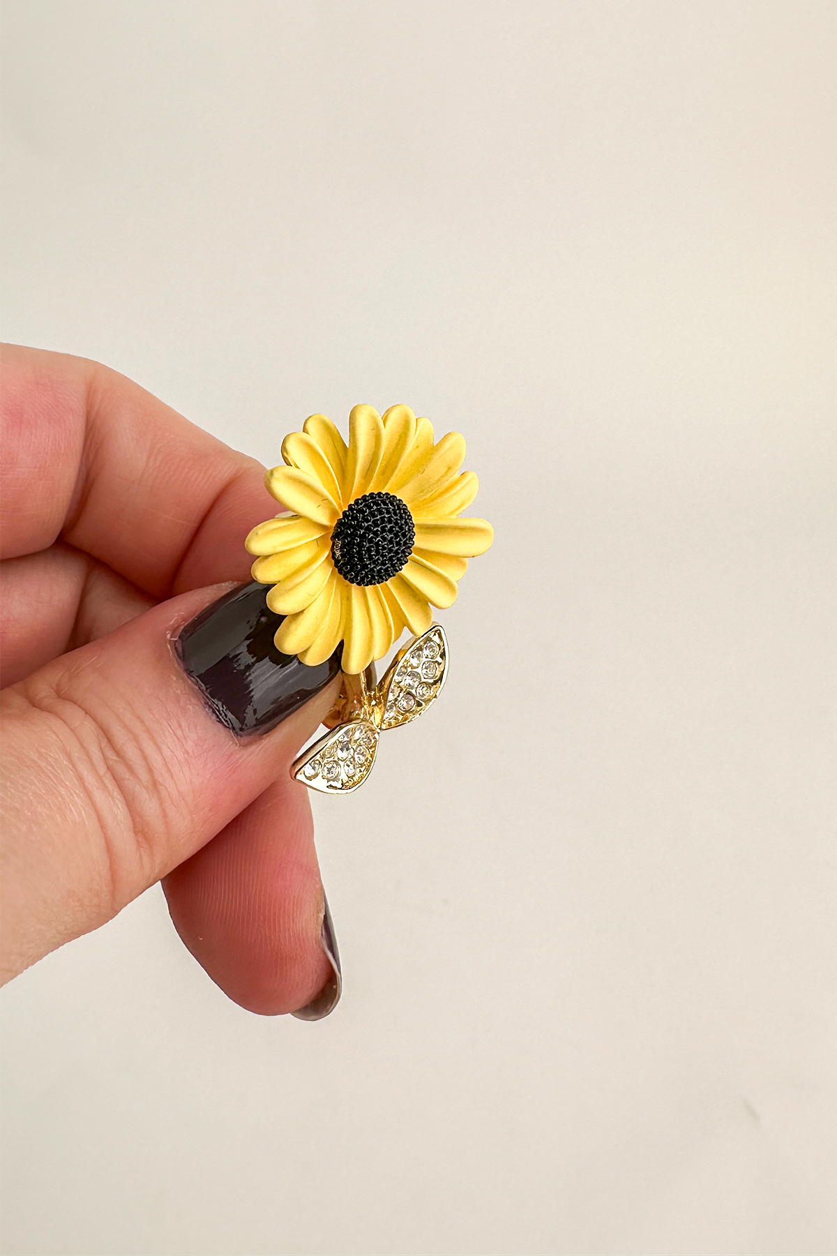 Altın Rengi Yaprak Detay Taşlı Ay Çiçeği Broş (3cm)