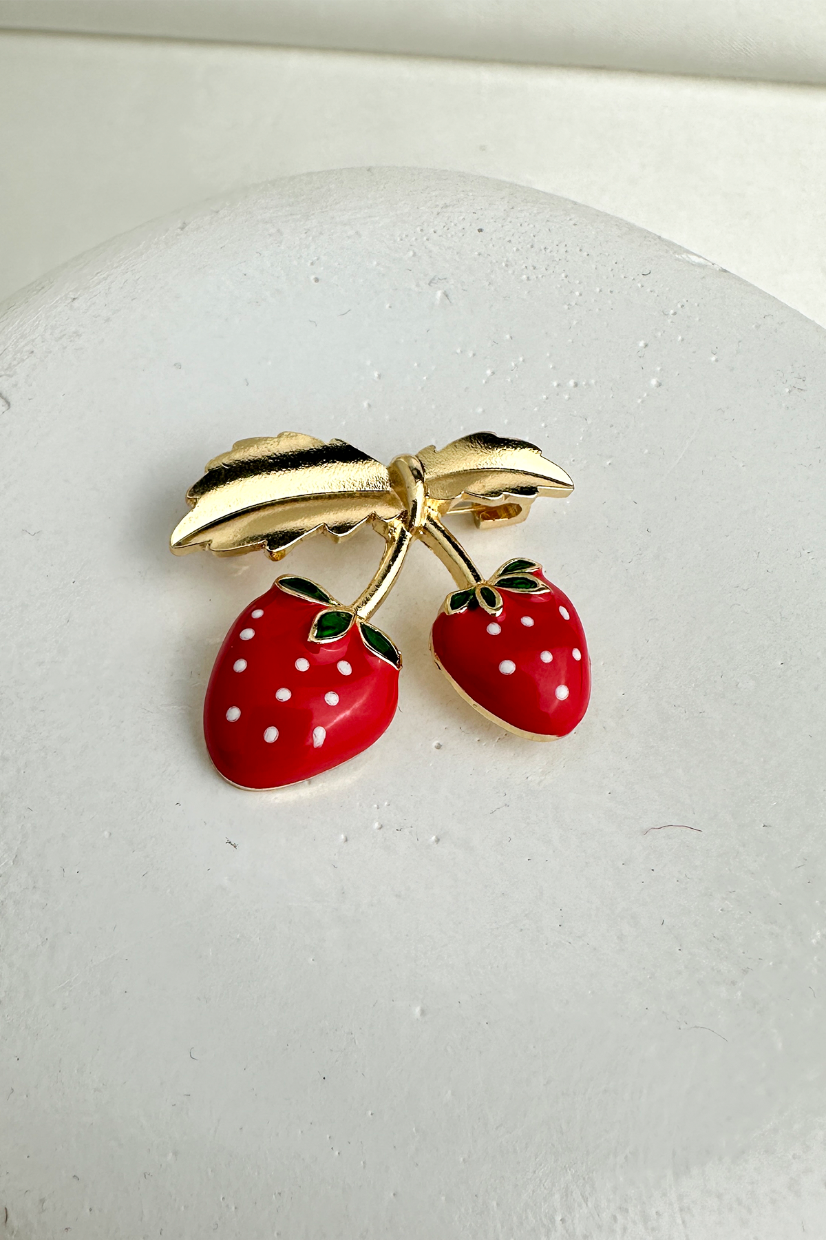Altın Sarısı Kırmızı Beyaz Mineli Çilek Broş (3cm)