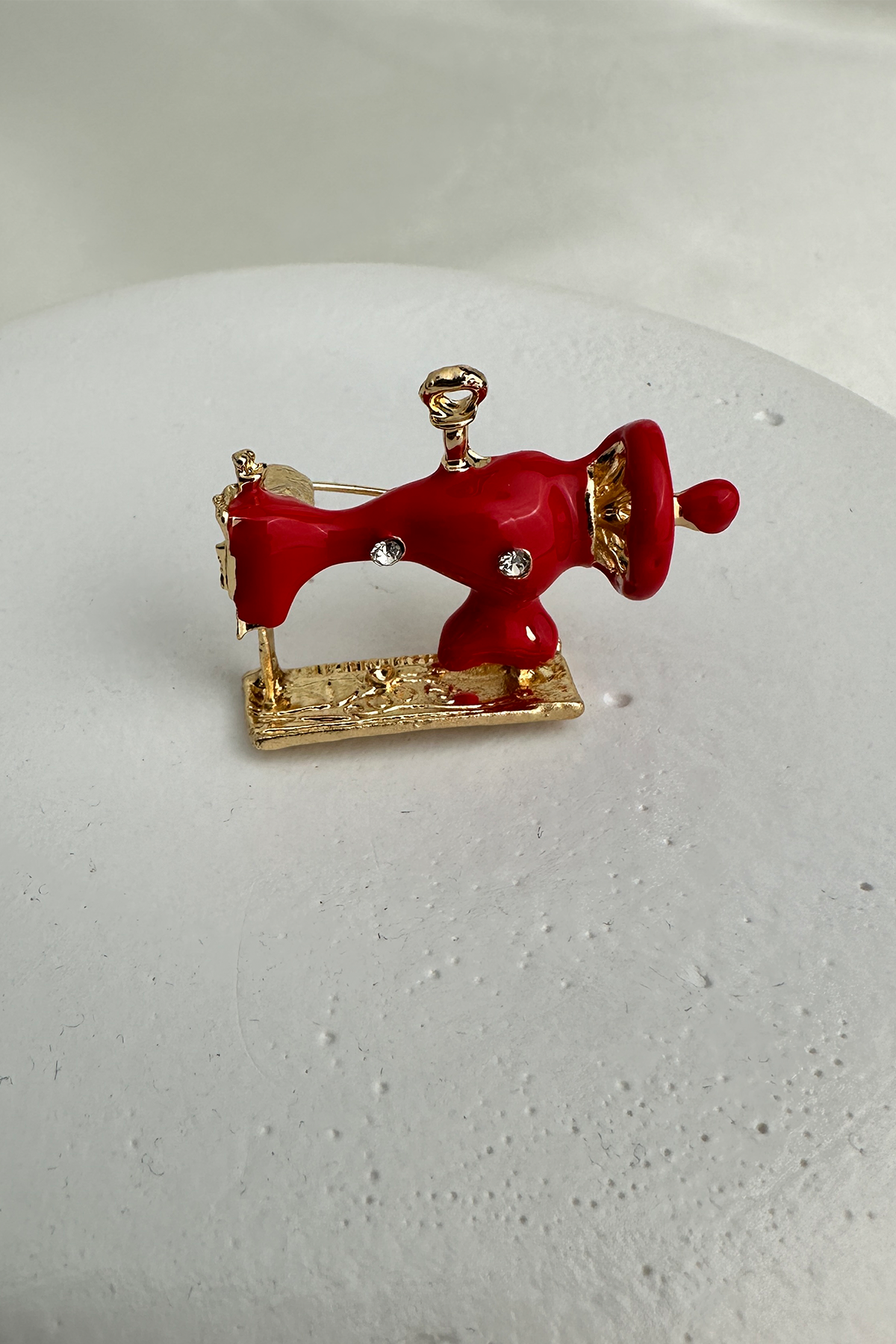 Altın Sarısı Kırmızı Mineli Dikiş Makinası Broş (3cm)