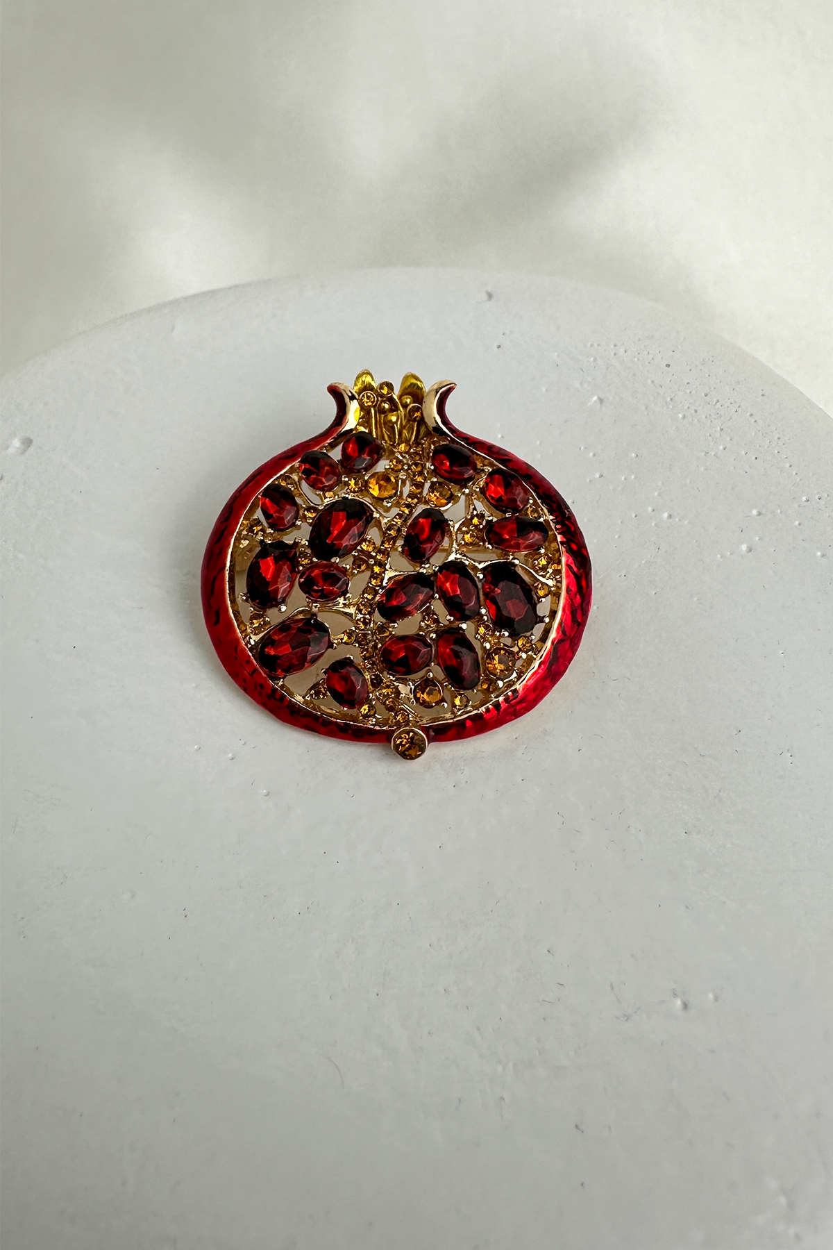 Altın Sarısı Kırmızı Taş Detay Nar Broş (3cm)