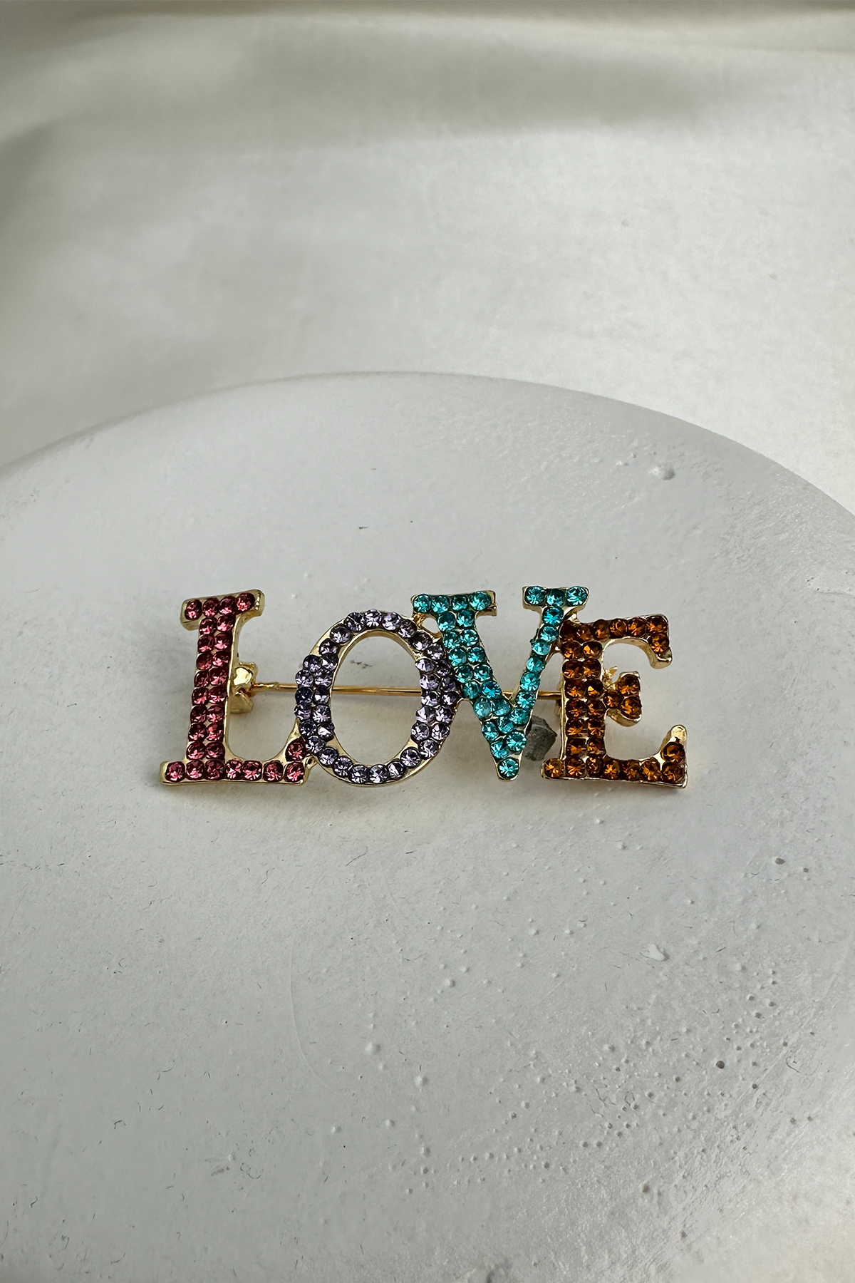 Altın Sarısı Renkli Taş Detay Love Broş (4cm)