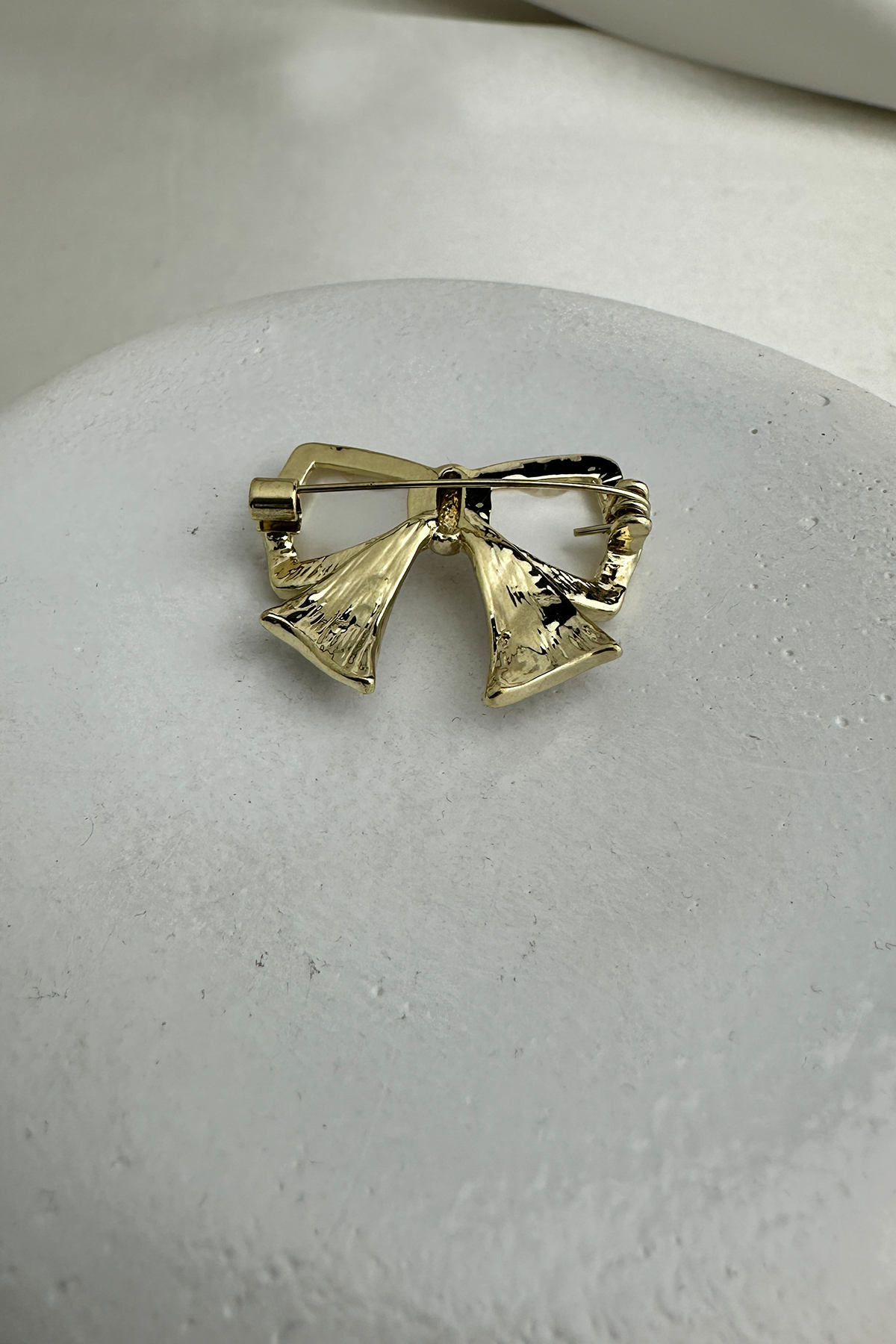 Altın Sarısı Taş Ve Sedef Detay Kurdele Fiyonk Broş (3cm)
