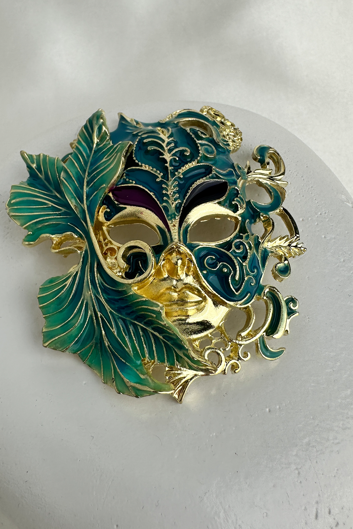 Altın Sarısı Yeşil Renk Tasarım  Motifli Maske Broş (6cm)