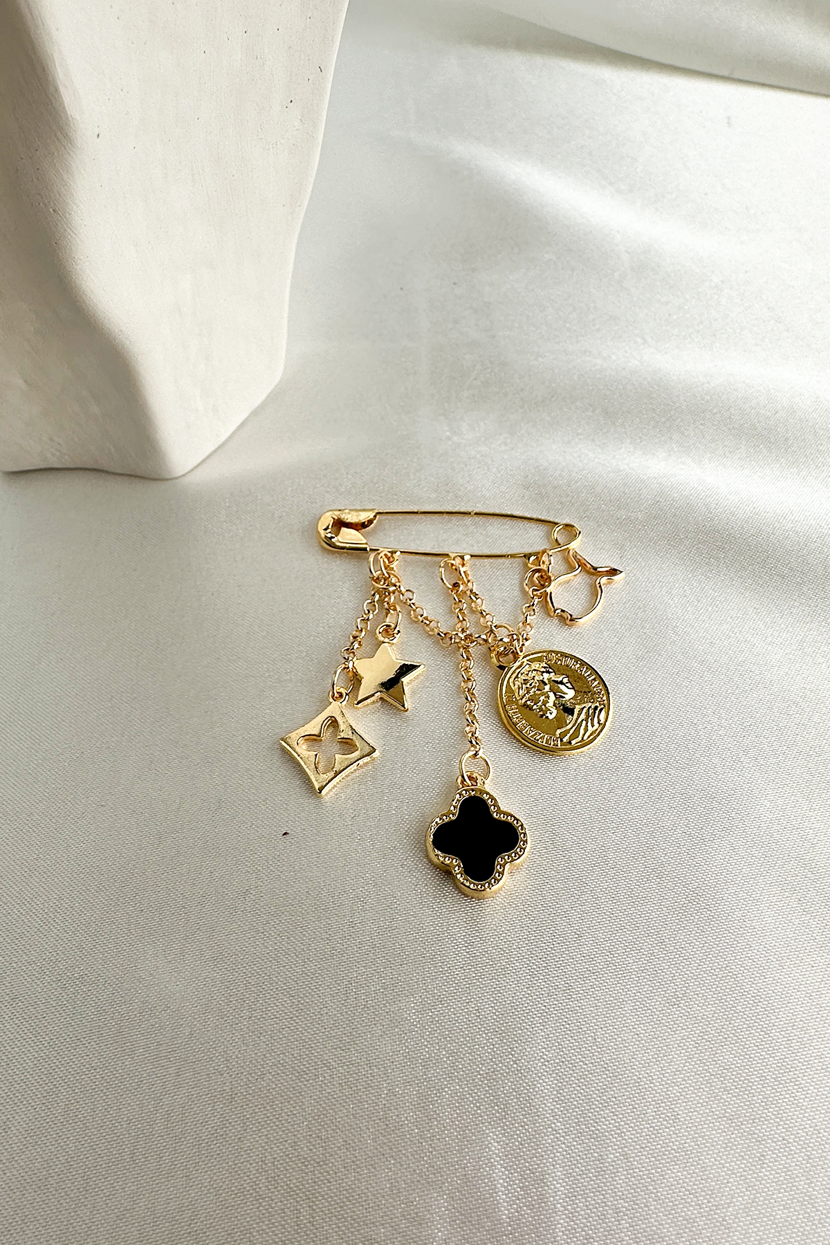 Altın Sarısı Yonca Balık Detay Çengelli İğne Broş (4cm)