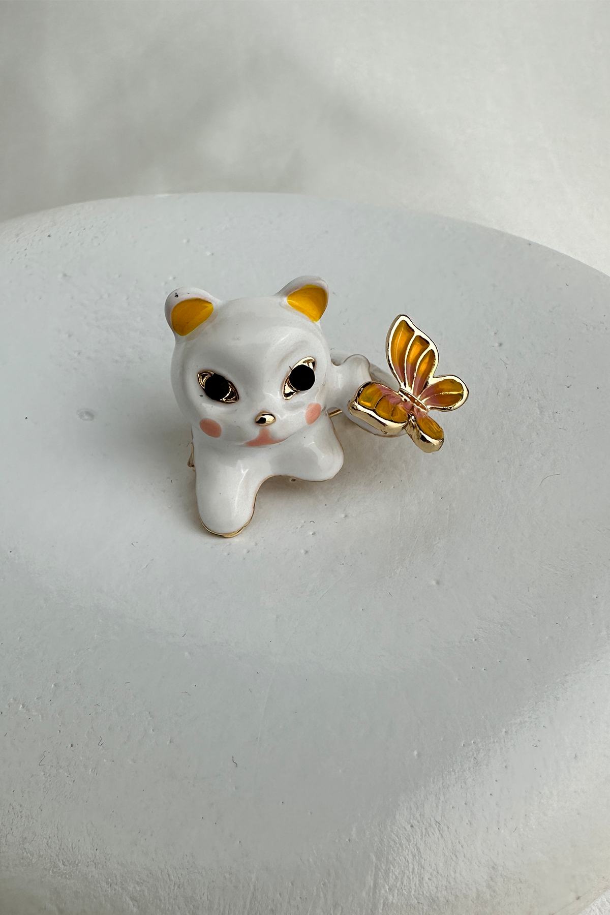 Beyaz Mineli Kelebek Tutan Sevimli Kedi Broş (3cm)