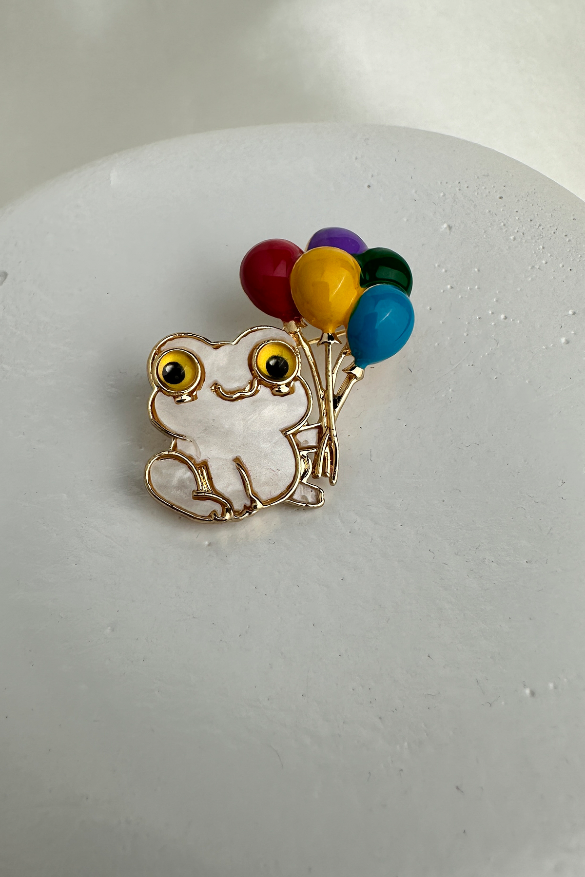 Beyaz Renkli Balon Tutan Kurbağa Broş (4cm)