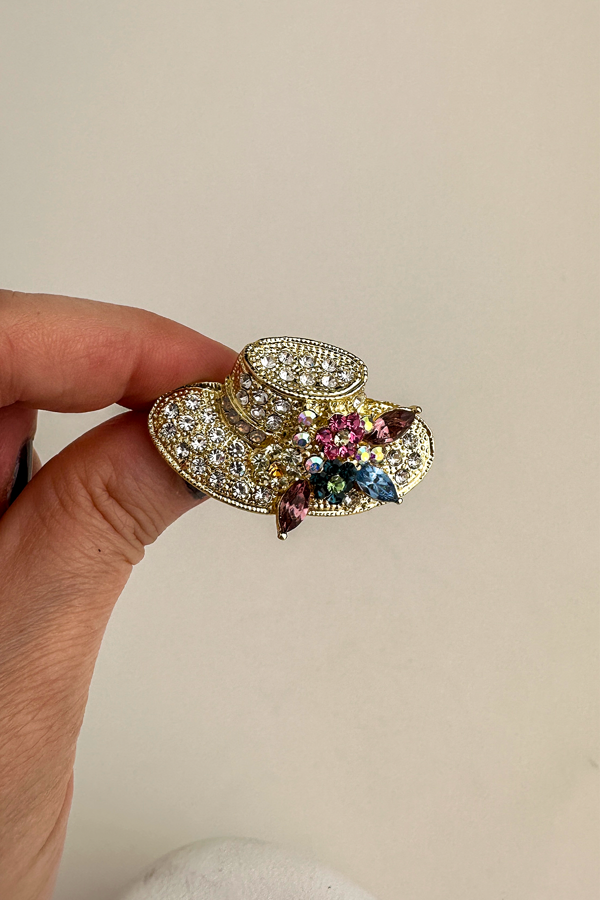 Beyaz Renkli Taşlı Zarif Şapka Broş (4cm)