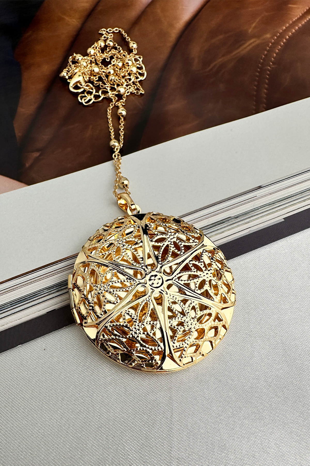 Desenli Kapaklı Kolye