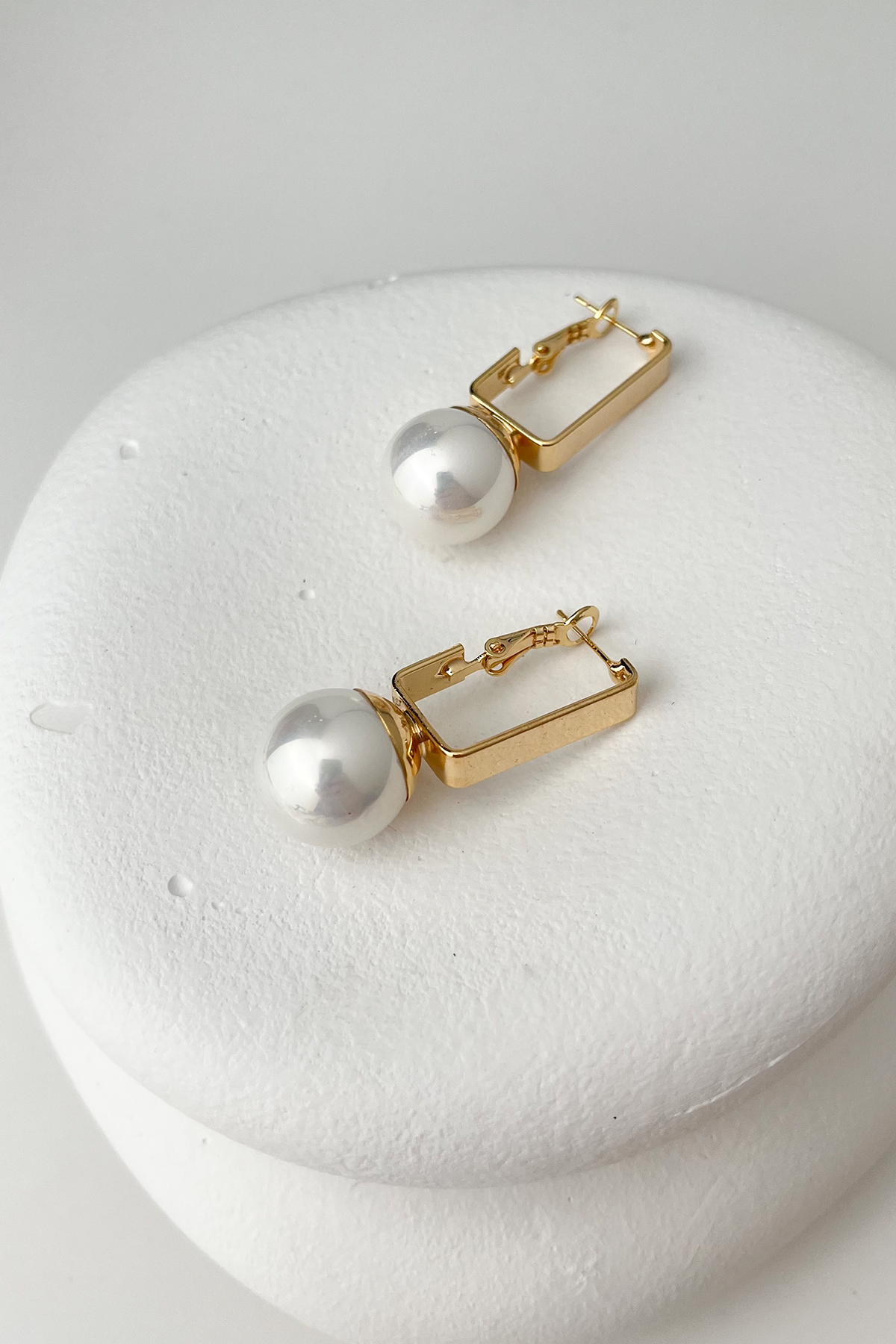 Dikdörtgen Beyaz İnci Sallantılı Küpe (Ölçü:4cm)
