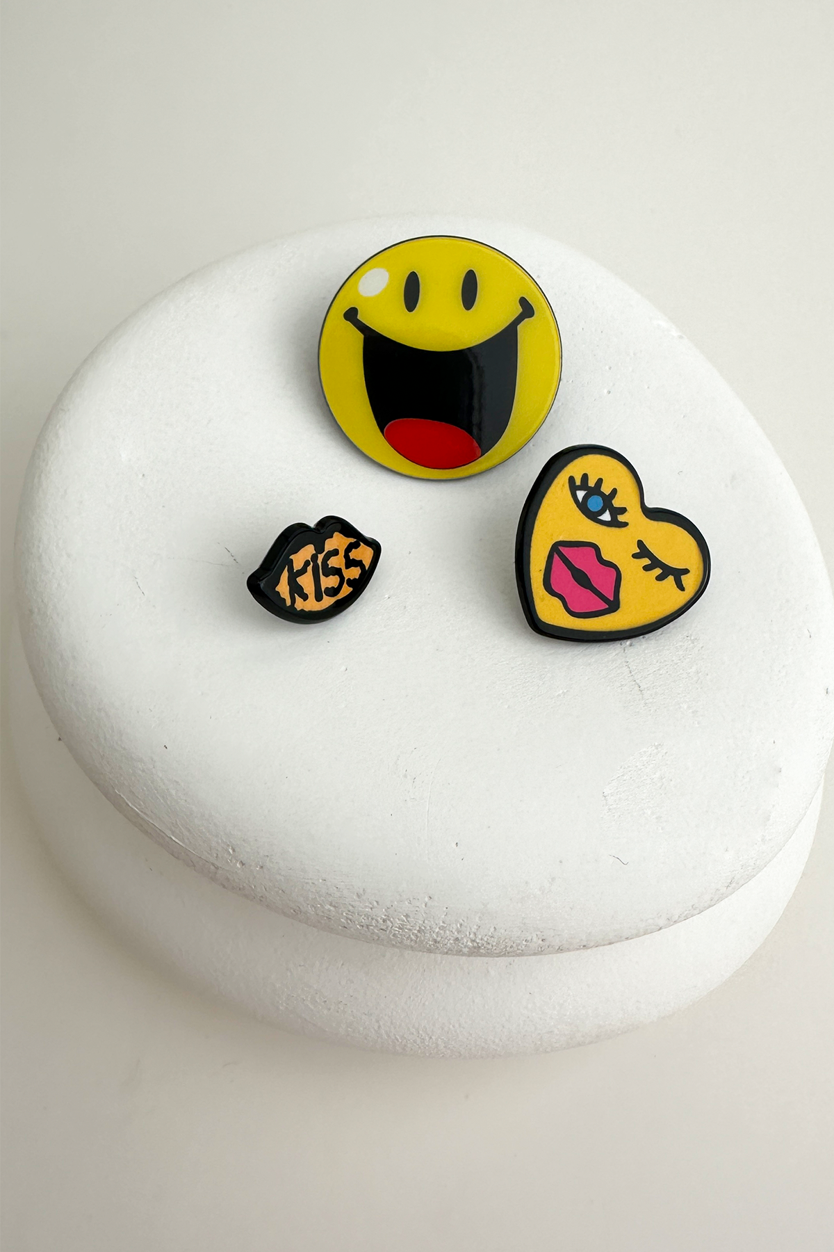 Gülen Yüz Emojili Kiss Üçlü Akrilik Rozet