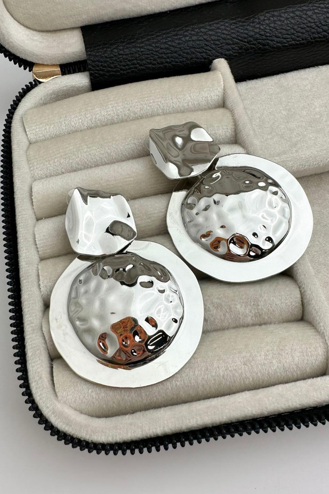 Gümüş Rengi Kabartmalı Küpe