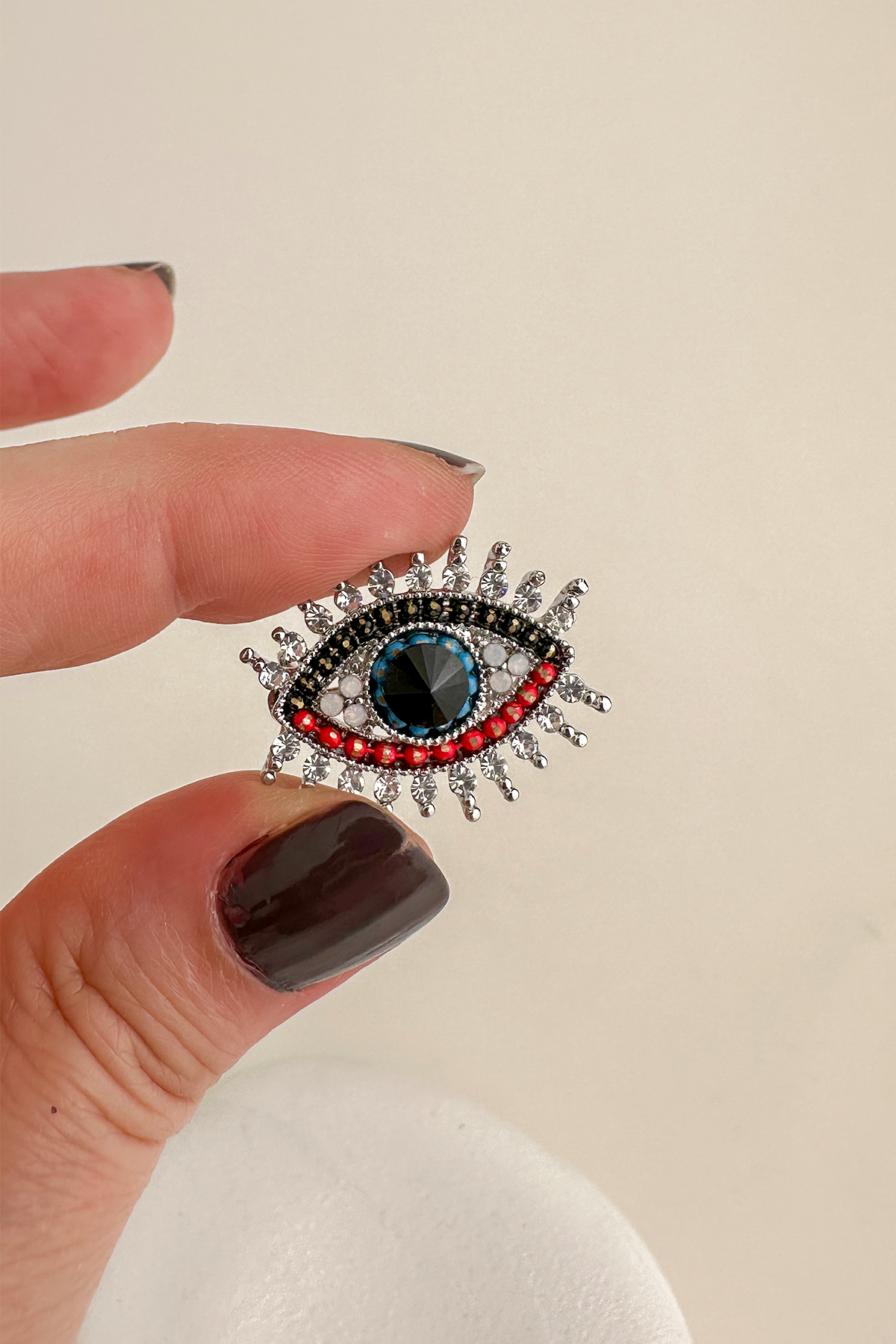 Gümüş Rengi Taş Detay Küçük Göz Broş (2cm)