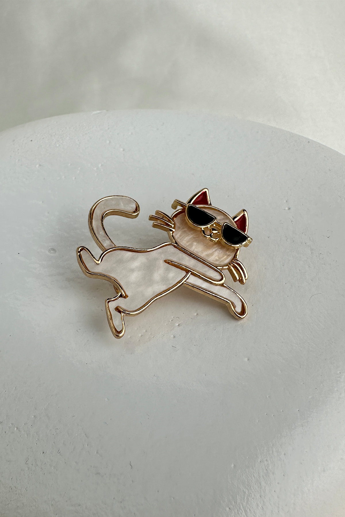 Güneş Gözlüklü Dans Eden Kedi Broş (3cm)