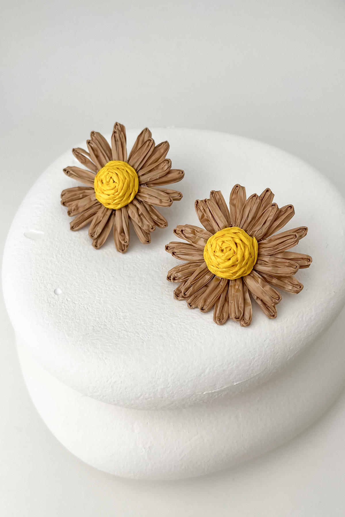 Hasır Örgü Papatya Küpe (Ölçü:4 cm)
