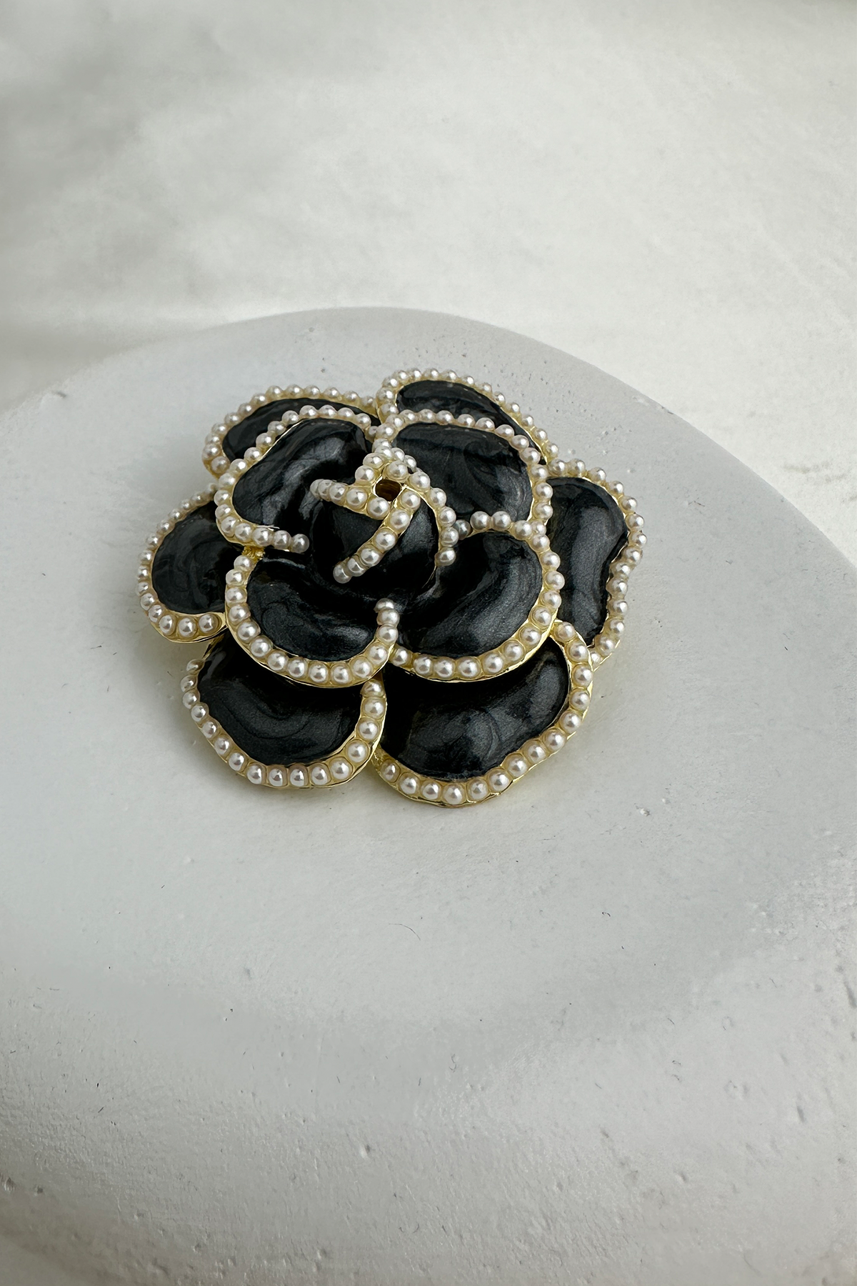 İnci Detay Siyah Mineli Gül Broş (5cm)